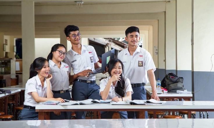 Siswa SMA belajar kelompok dengan semangat untuk persiapan SNBT menggunakan lifehack belajar efektif