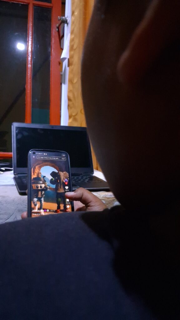 Seorang anak sedang menyaksikan konten animasi anomali di TikTok. Hal ini senada dengan keraguan brain rot.