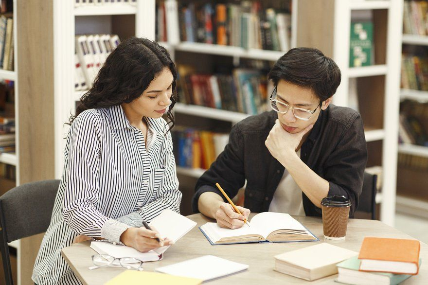 Belajar di perpustakaan.
