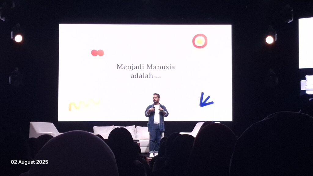 Salah satu pembicara pada event Menjadi Manusia