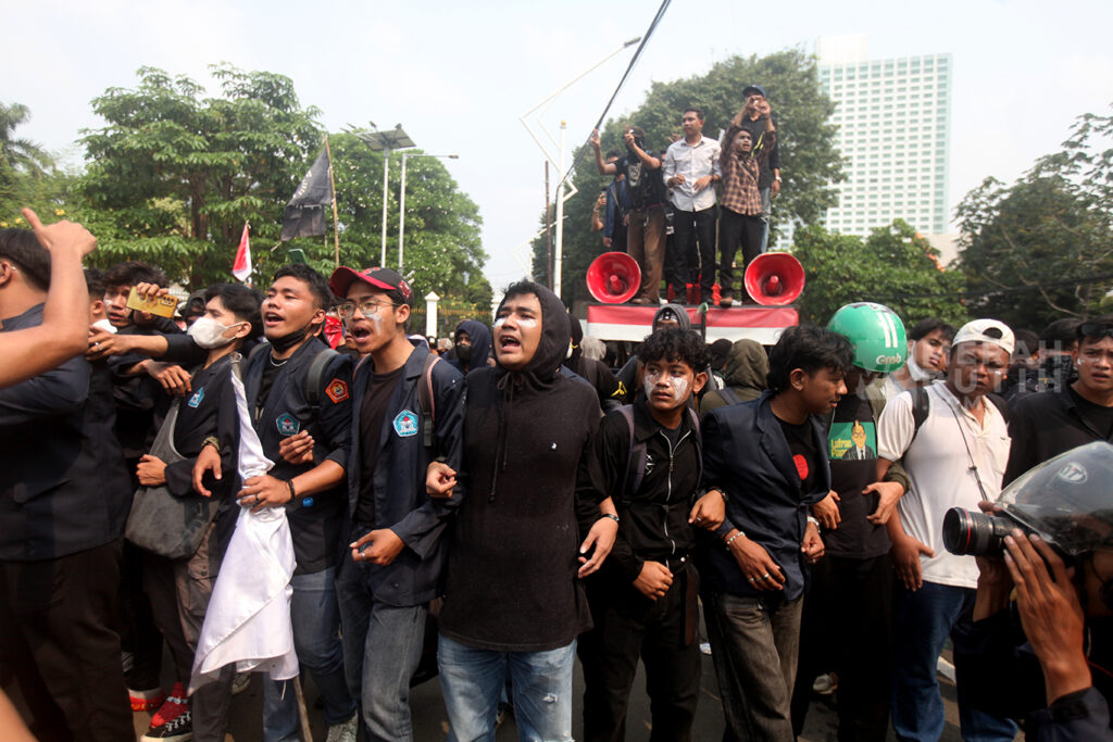 Aksi Demo Mahasiswa Tuntut Bubarkan DPR di Gerbang Pancasila Gedung DPR