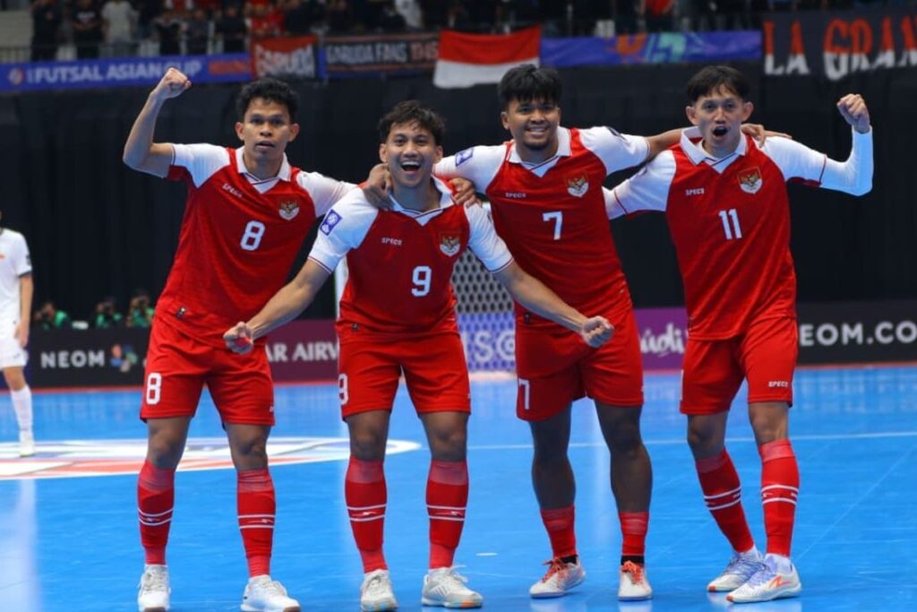 Timnas Futsal Indonesia merayakan kemenangannya melawan Kyrgyztan